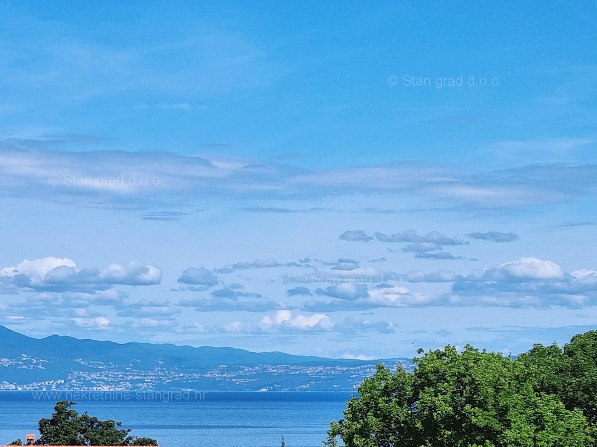 Njivice, nuova costruzione, appartamento al 2° piano con vista sul mare!