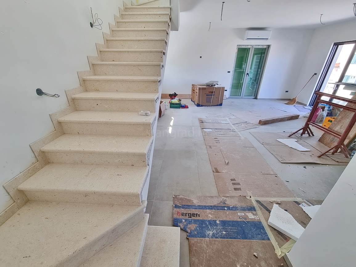 Malinska, nuova costruzione con piscina e vista mare!