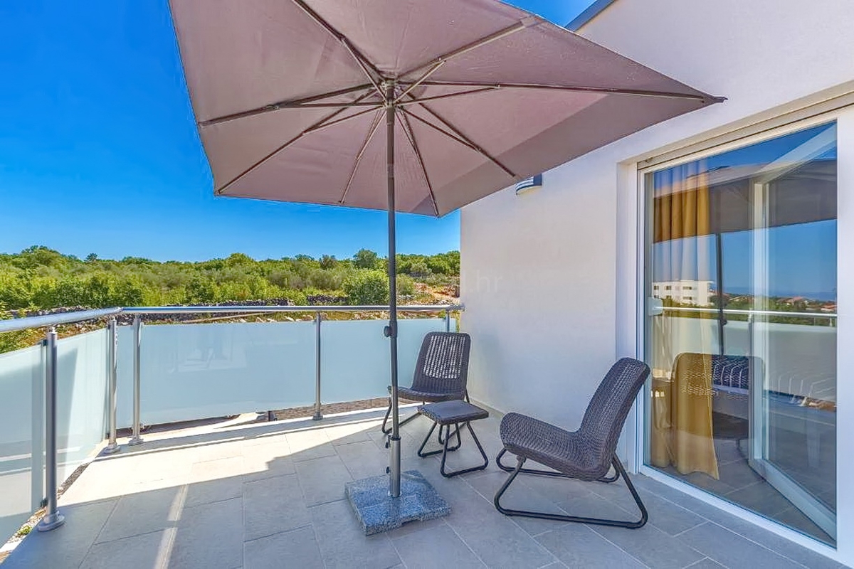 Malinska, moderna villa bifamiliare con piscina e vista mare!