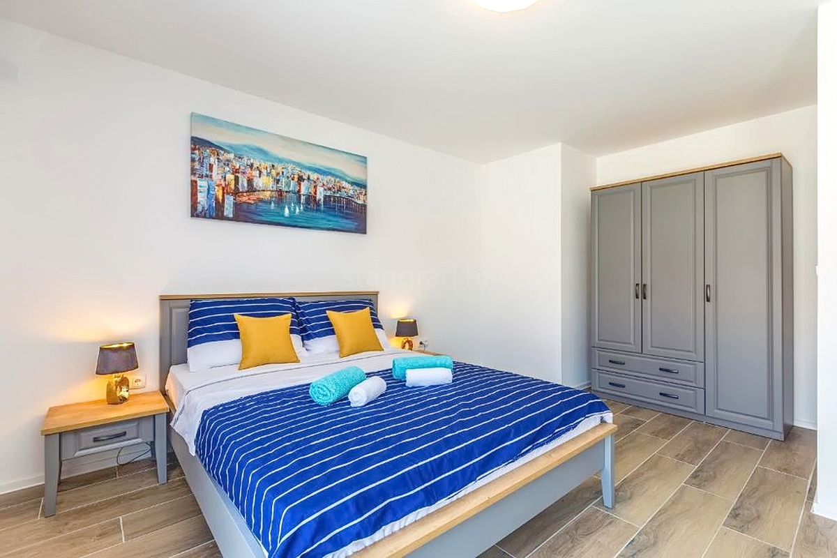 Malinska, moderna villa bifamiliare con piscina e vista mare!