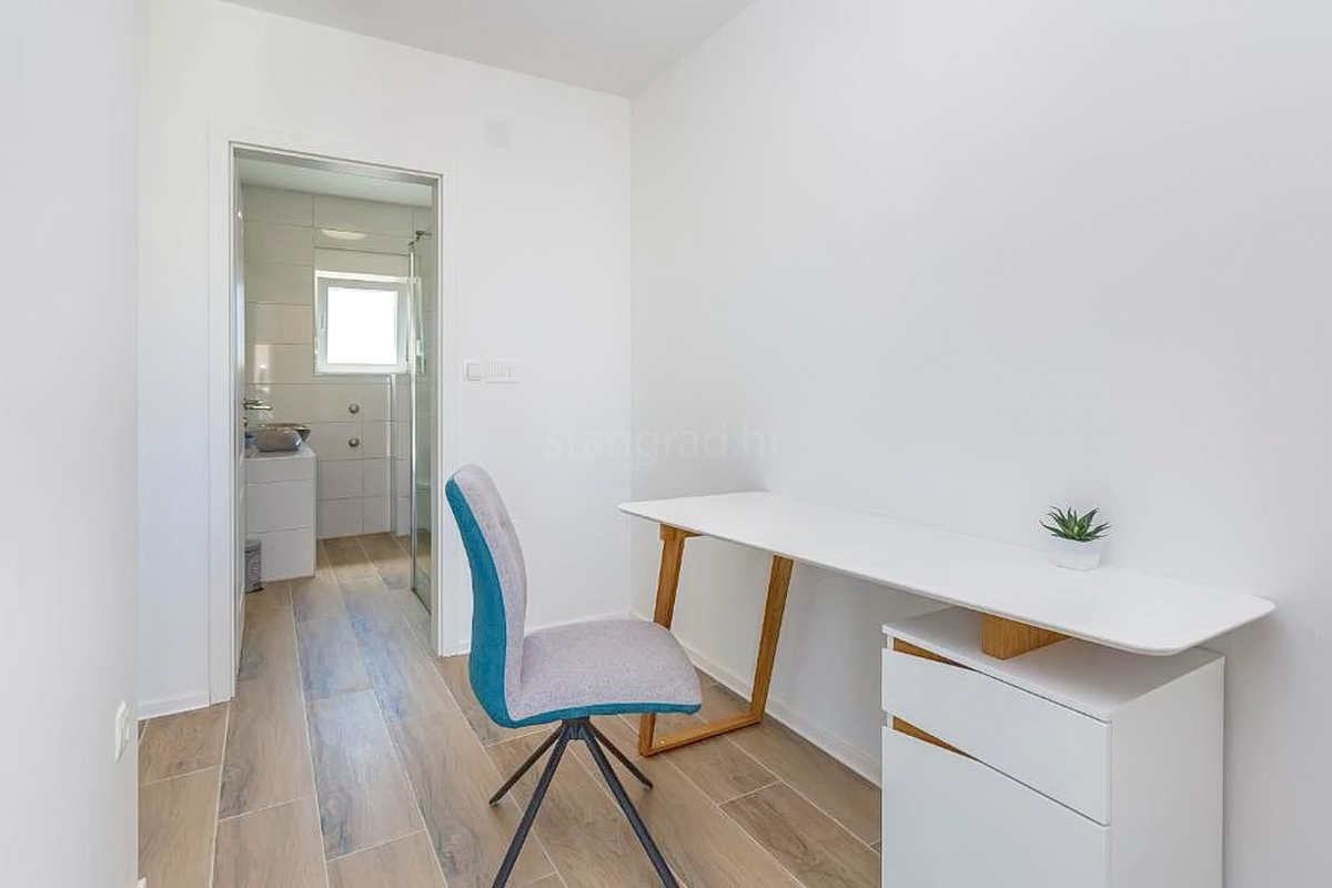 Malinska, moderna villa bifamiliare con piscina e vista mare!