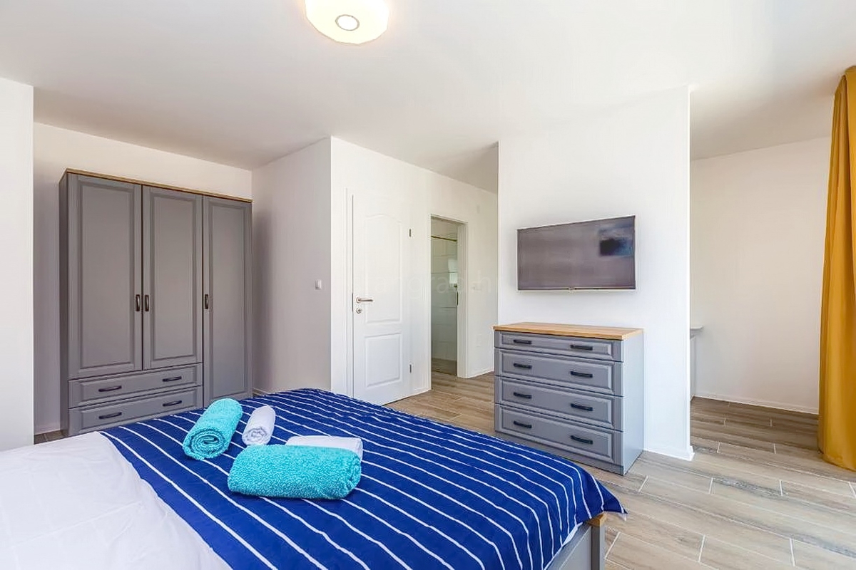 Malinska, moderna villa bifamiliare con piscina e vista mare!
