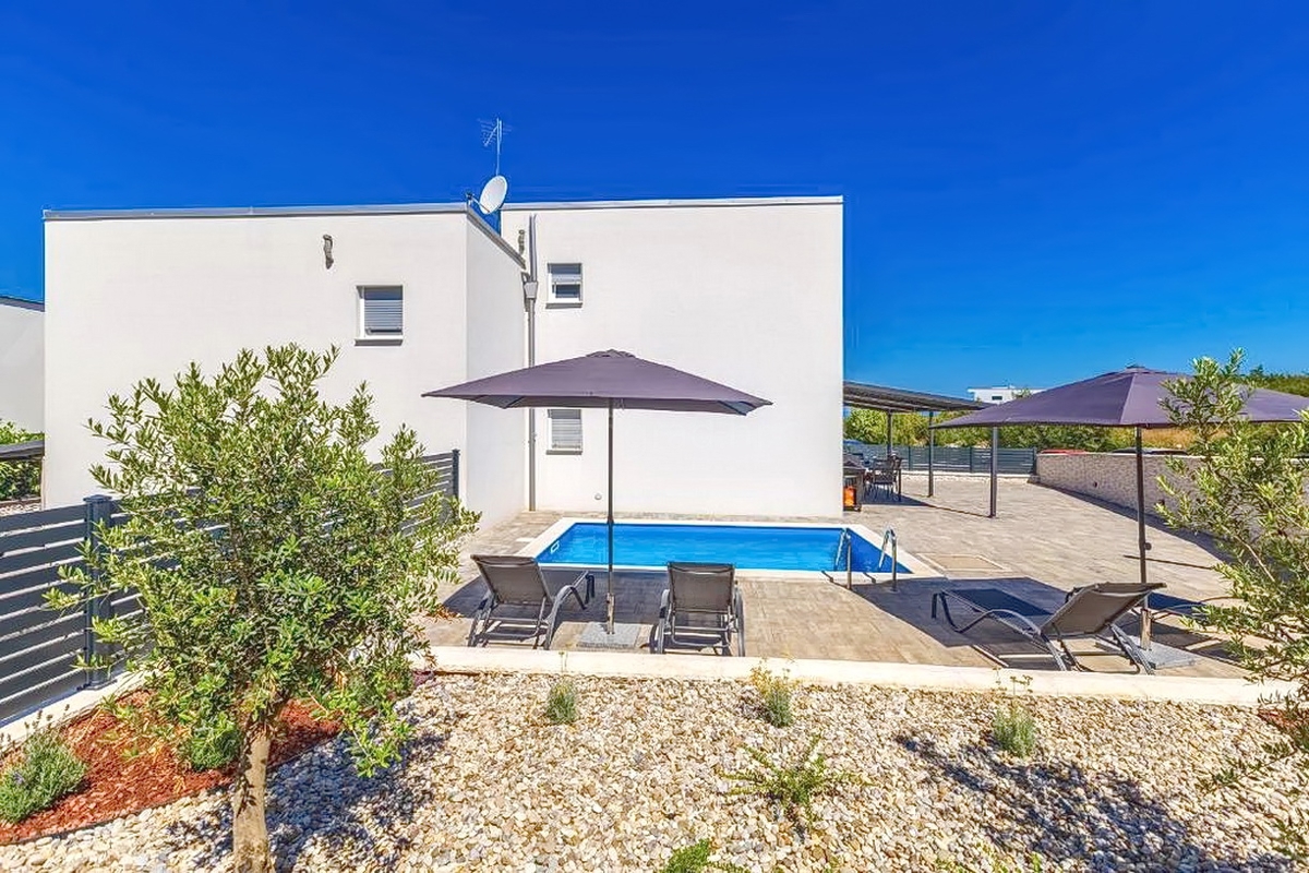 Malinska, moderna villa bifamiliare con piscina e vista mare!