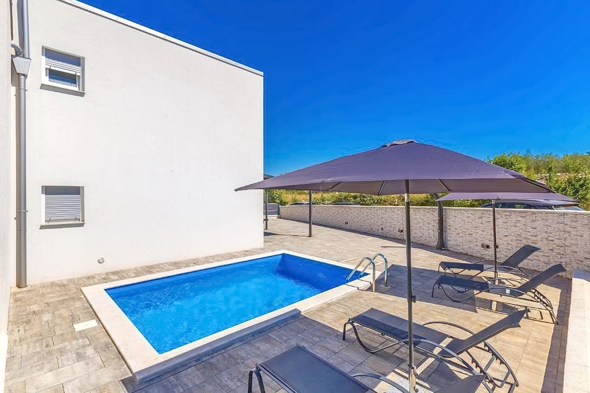 Malinska, moderna villa bifamiliare con piscina e vista mare!