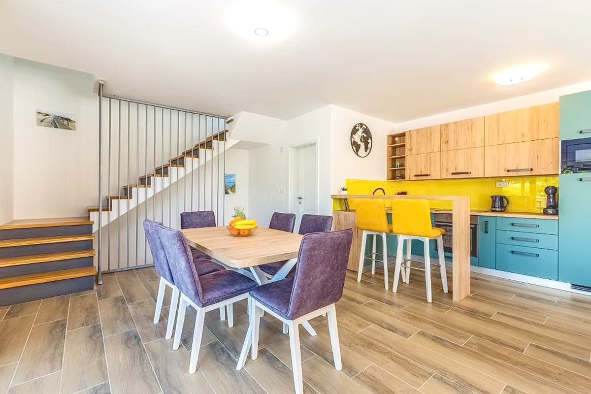 Malinska, moderna villa bifamiliare con piscina e vista mare!