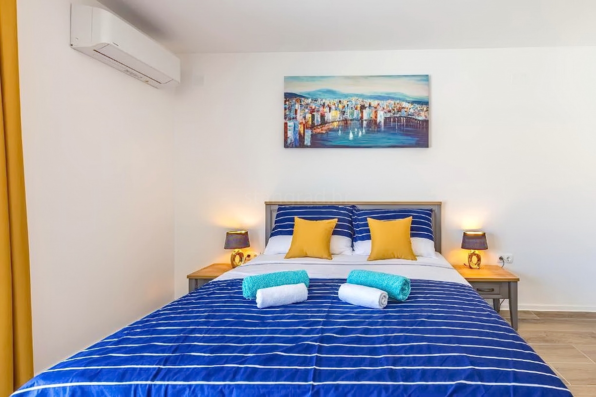 Malinska, moderna villa bifamiliare con piscina e vista mare!