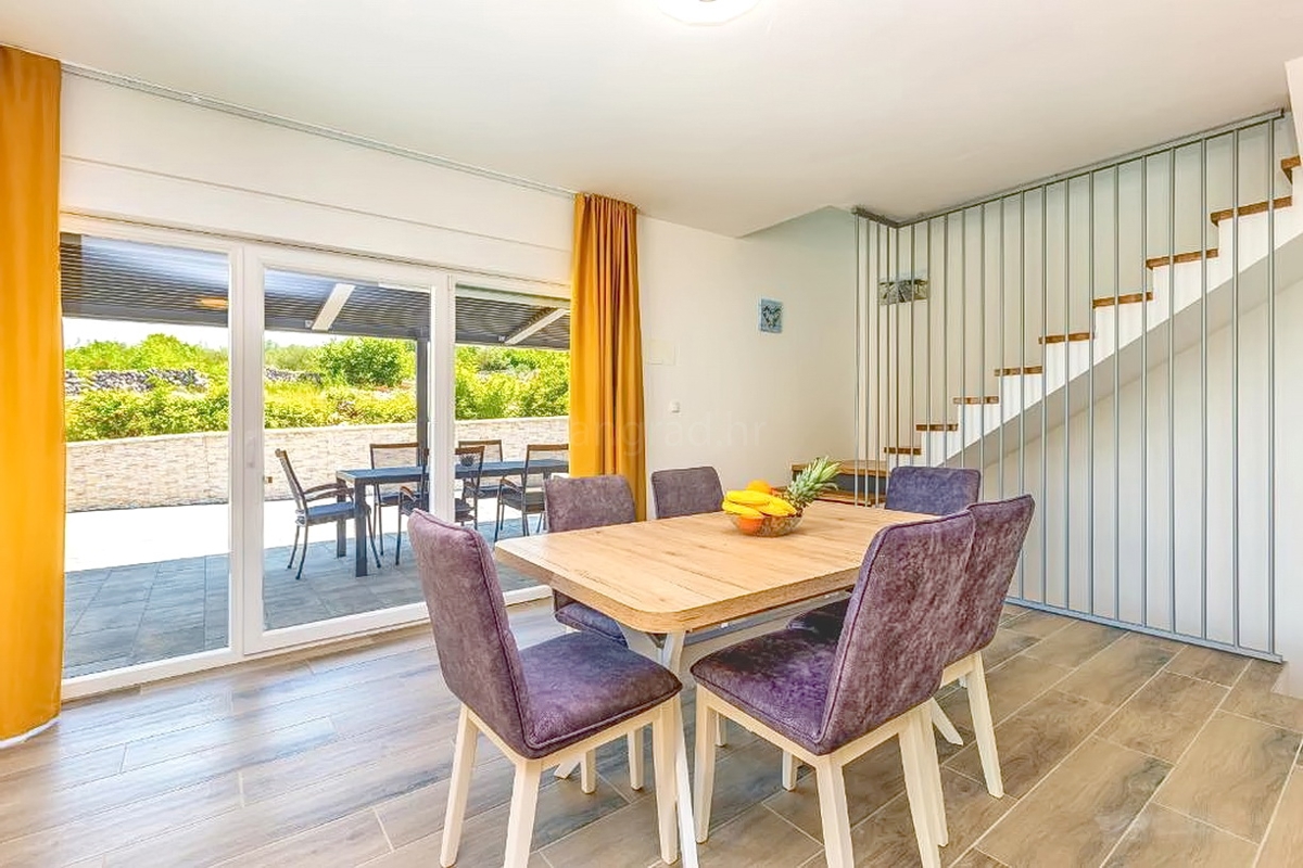Malinska, moderna villa bifamiliare con piscina e vista mare!