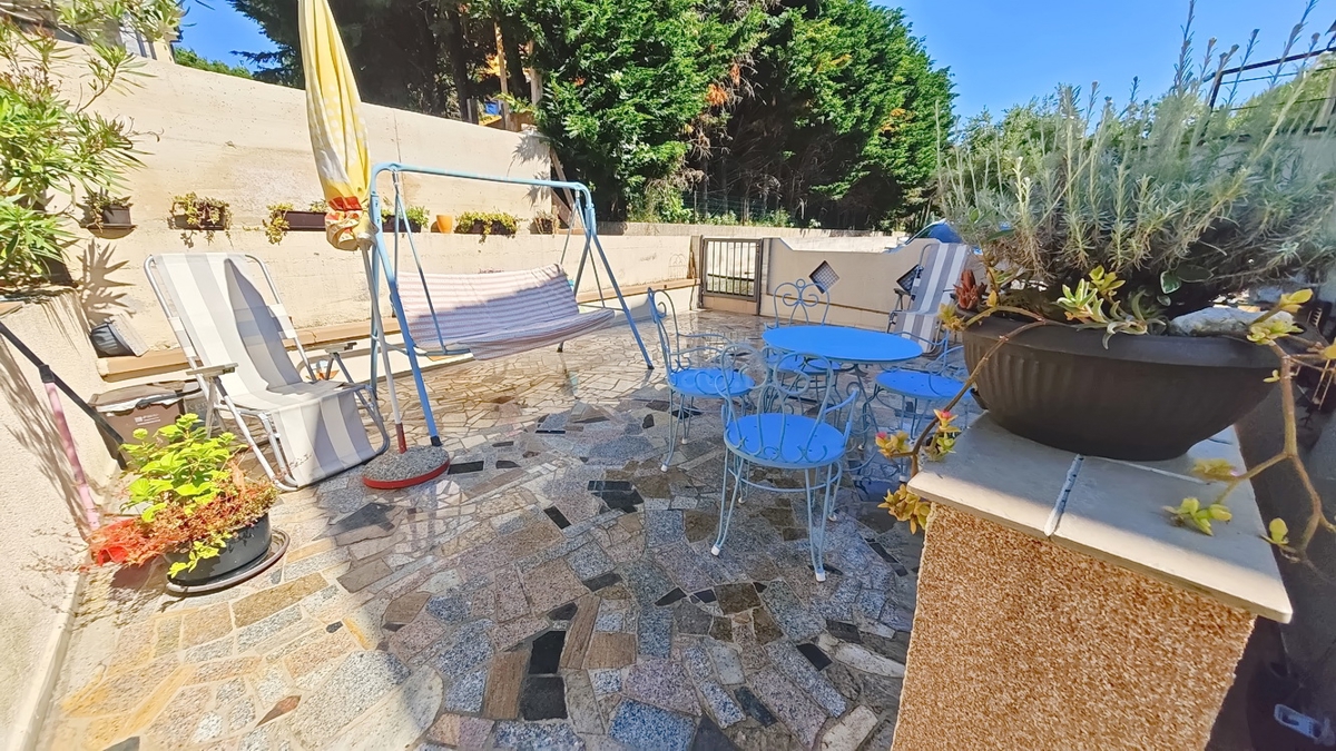 Zona Punat, appartamento al piano terra con tre camere da letto e due terrazze!