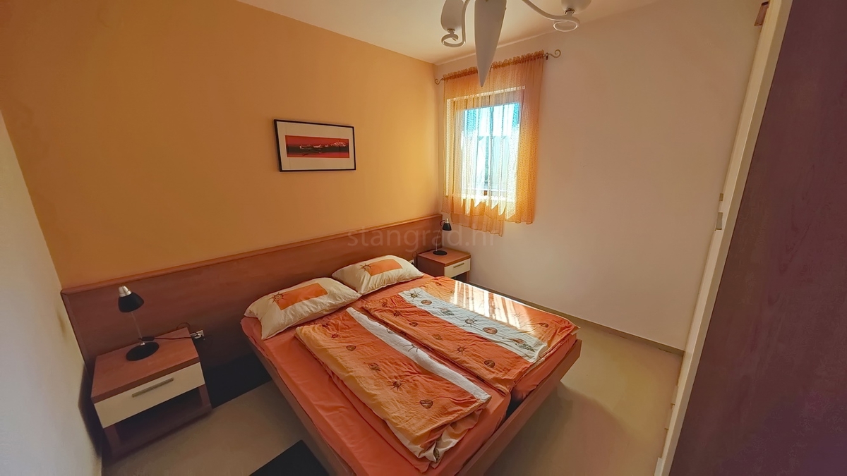 Zona Punat, appartamento al piano terra con tre camere da letto e due terrazze!
