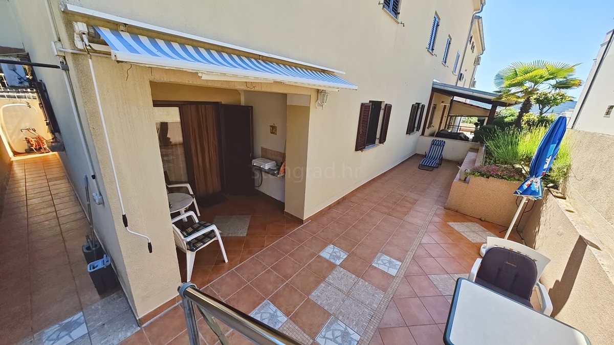 Zona Punat, appartamento al piano terra con tre camere da letto e due terrazze!