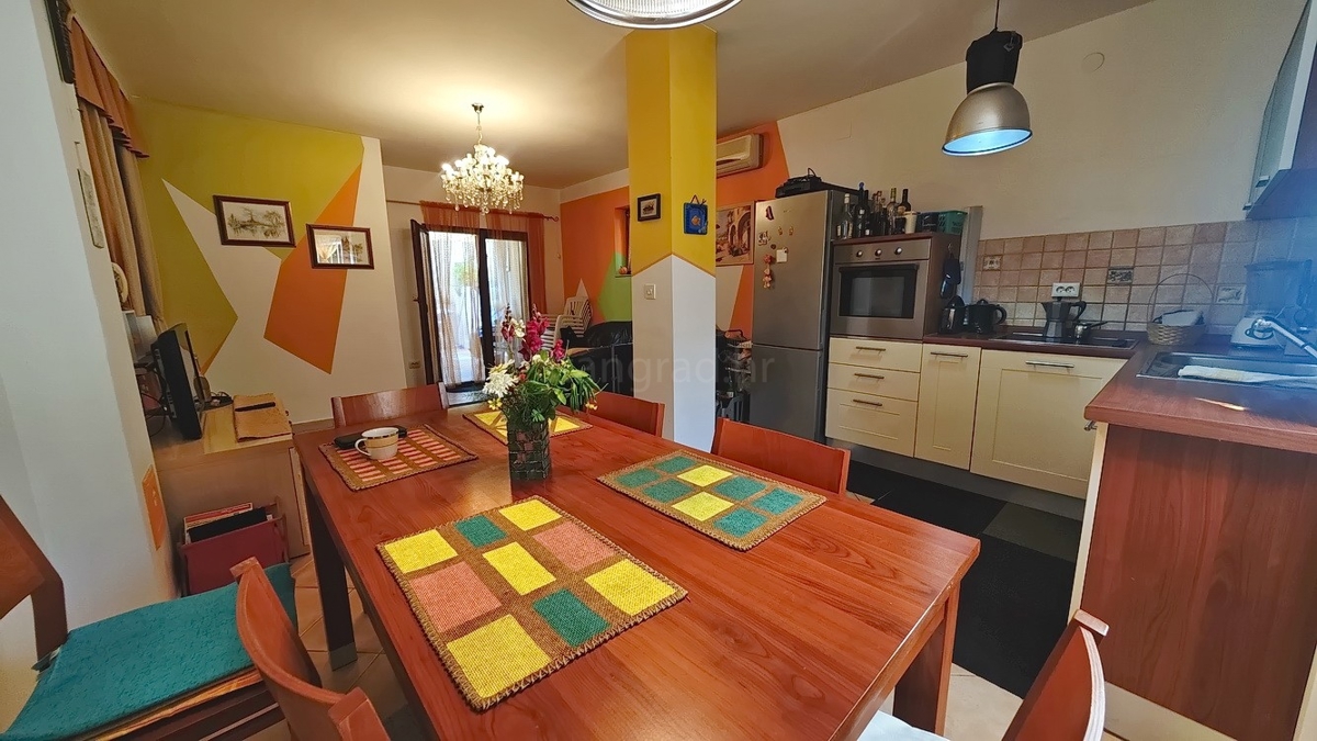 Zona Punat, appartamento al piano terra con tre camere da letto e due terrazze!