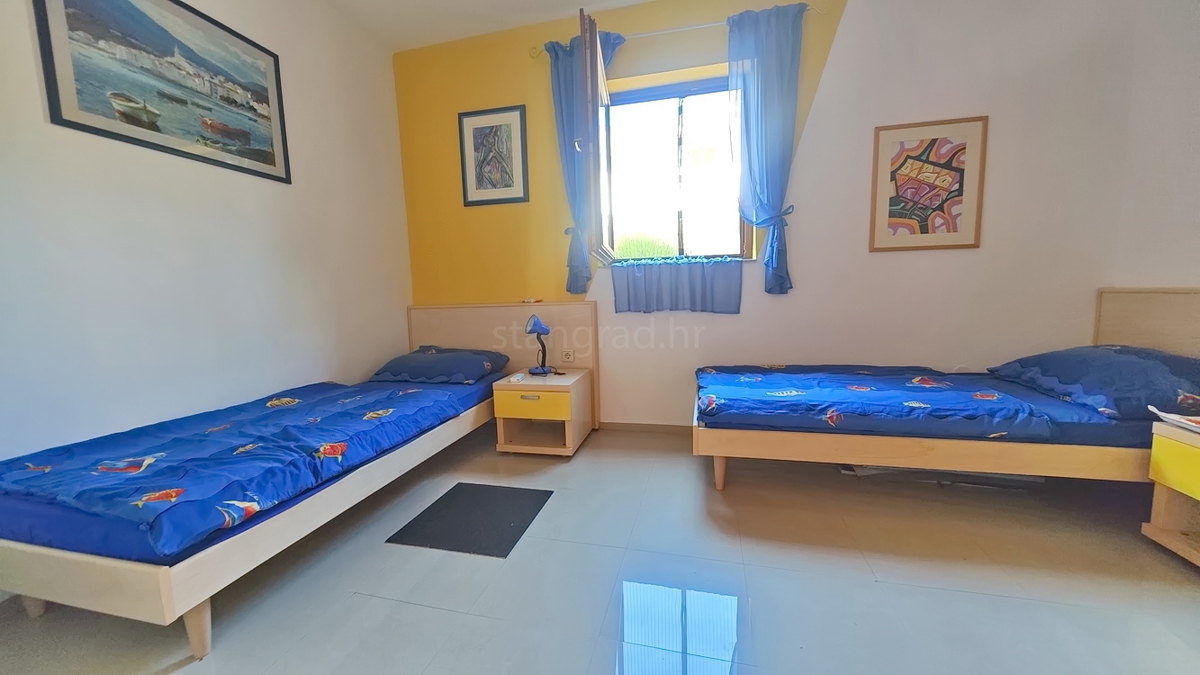 Zona Punat, appartamento al piano terra con tre camere da letto e due terrazze!
