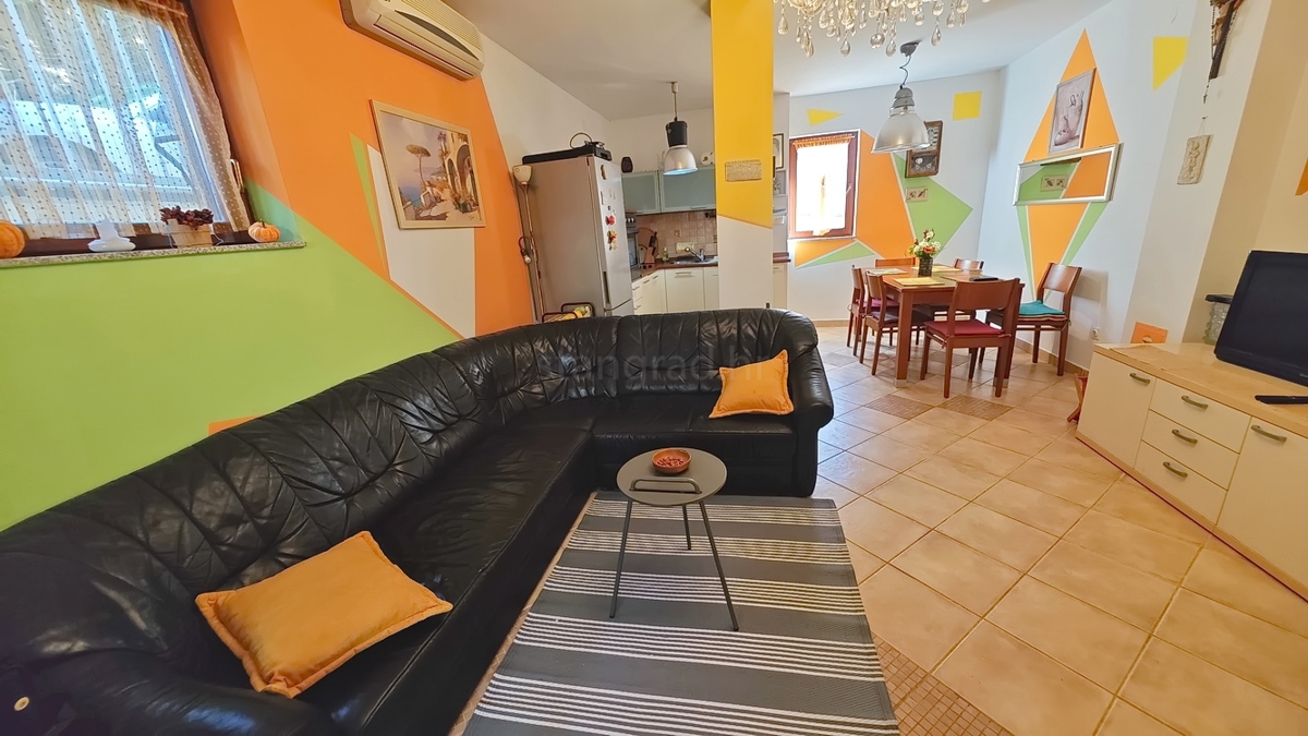 Zona Punat, appartamento al piano terra con tre camere da letto e due terrazze!