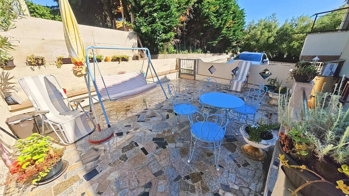 Zona Punat, appartamento al piano terra con tre camere da letto e due terrazze!