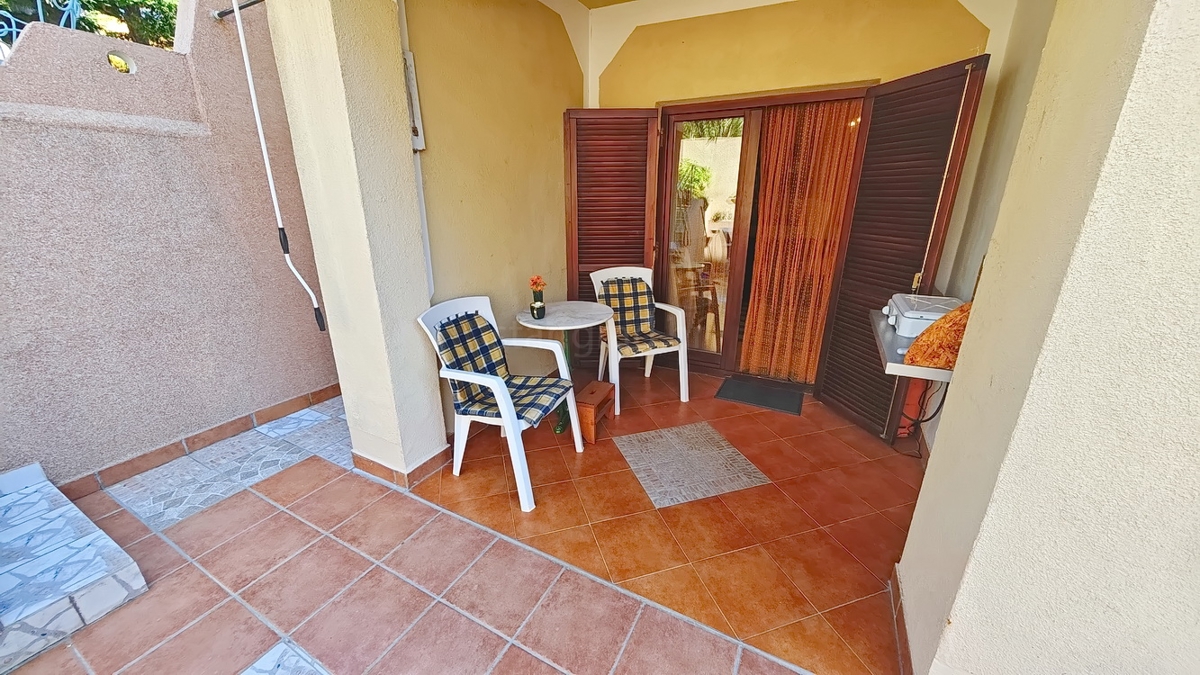 Zona Punat, appartamento al piano terra con tre camere da letto e due terrazze!