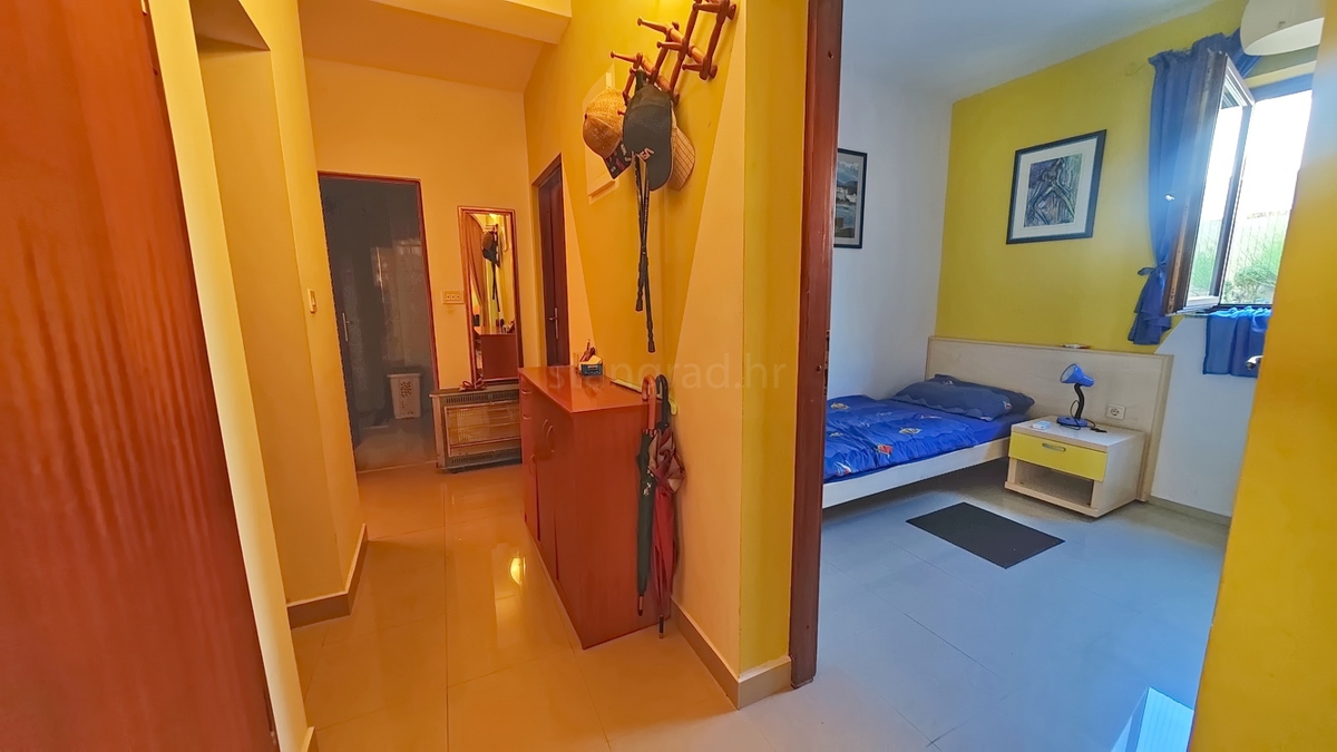Zona Punat, appartamento al piano terra con tre camere da letto e due terrazze!