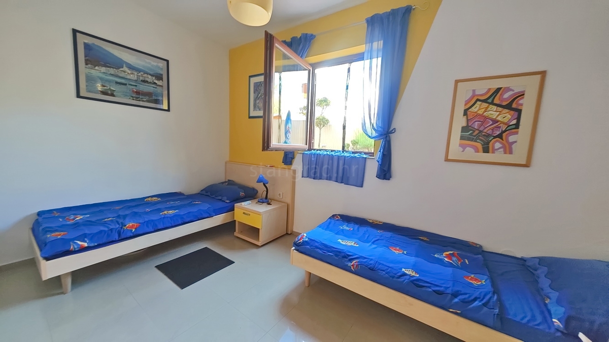 Zona Punat, appartamento al piano terra con tre camere da letto e due terrazze!