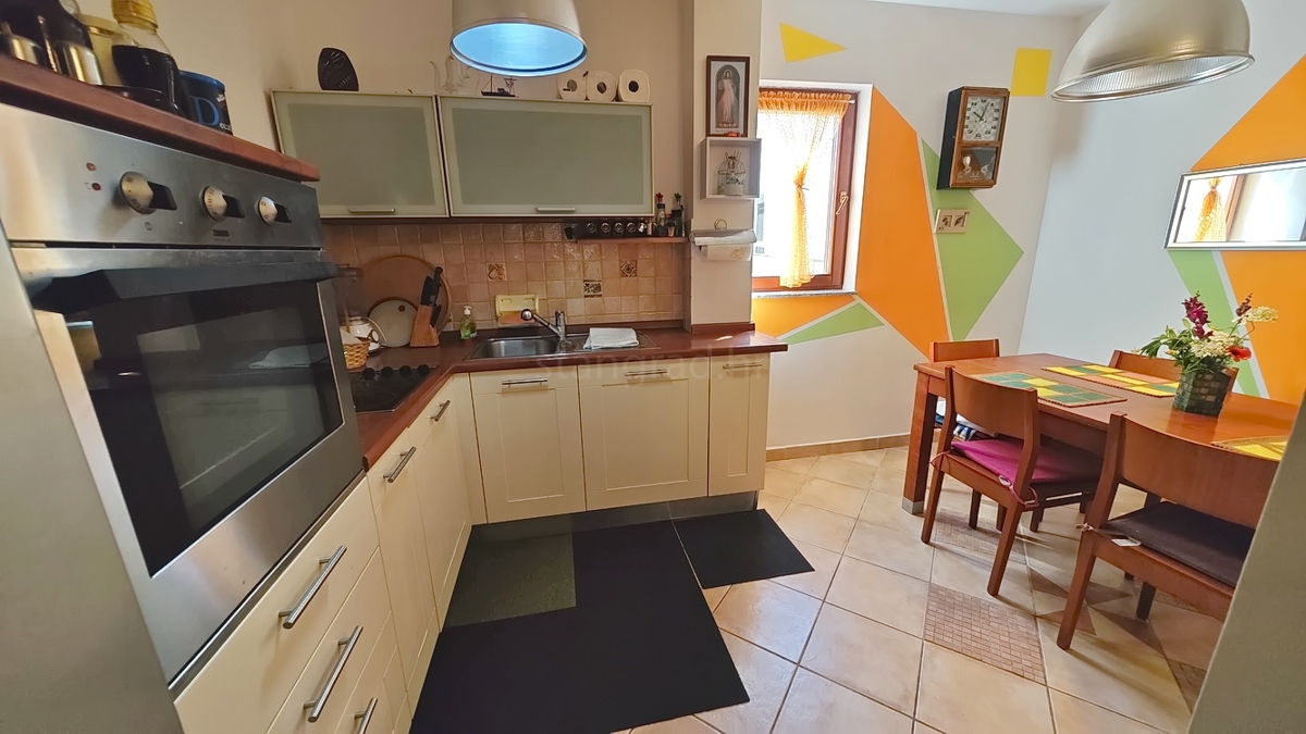 Zona Punat, appartamento al piano terra con tre camere da letto e due terrazze!