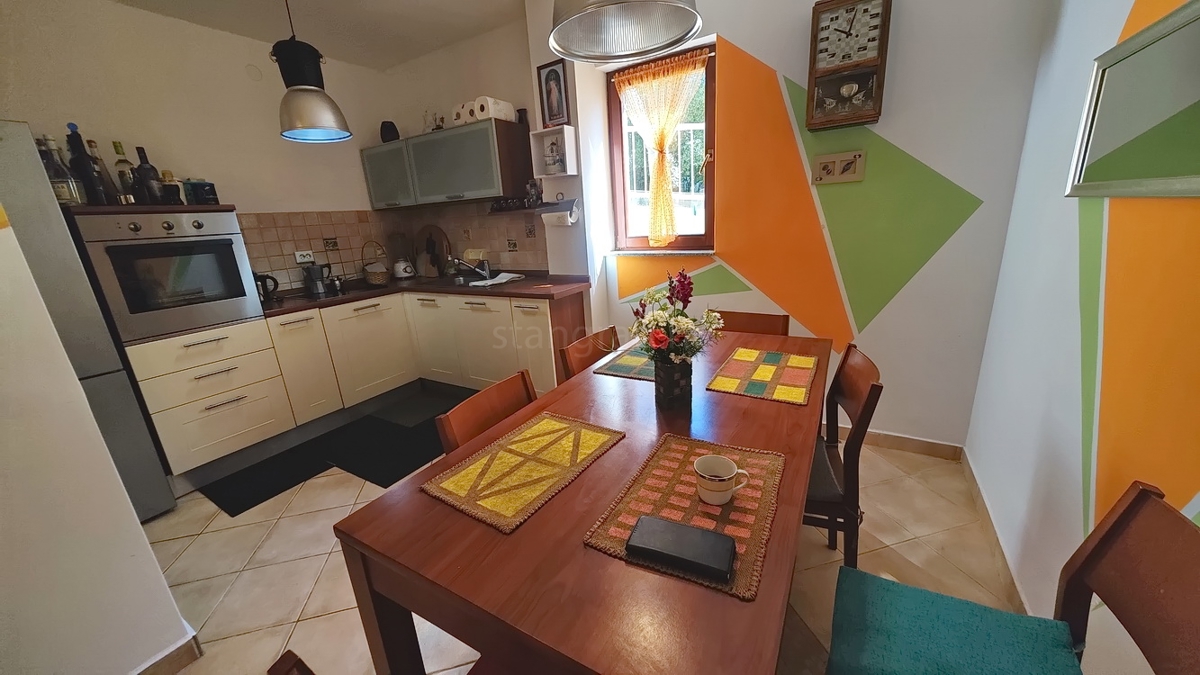 Zona Punat, appartamento al piano terra con tre camere da letto e due terrazze!
