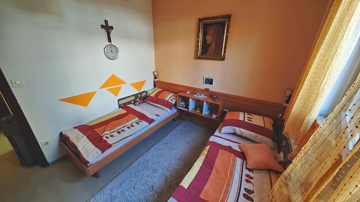 Zona Punat, appartamento al piano terra con tre camere da letto e due terrazze!