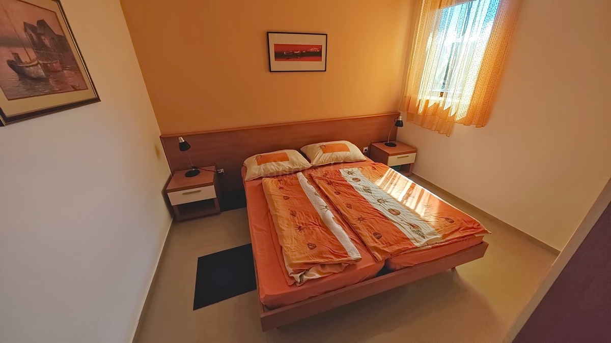 Zona Punat, appartamento al piano terra con tre camere da letto e due terrazze!