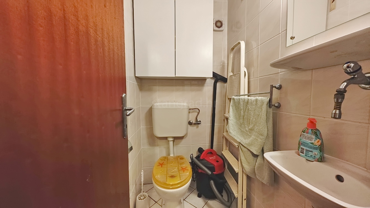 Zona Punat, appartamento al piano terra con tre camere da letto e due terrazze!