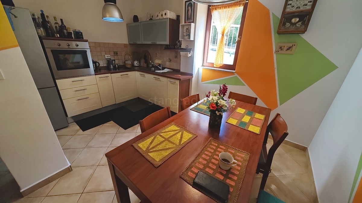 Zona Punat, appartamento al piano terra con tre camere da letto e due terrazze!