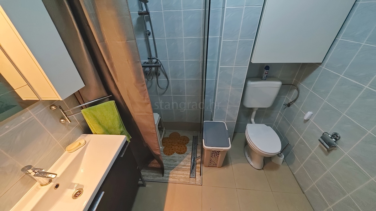 Zona Punat, appartamento al piano terra con tre camere da letto e due terrazze!