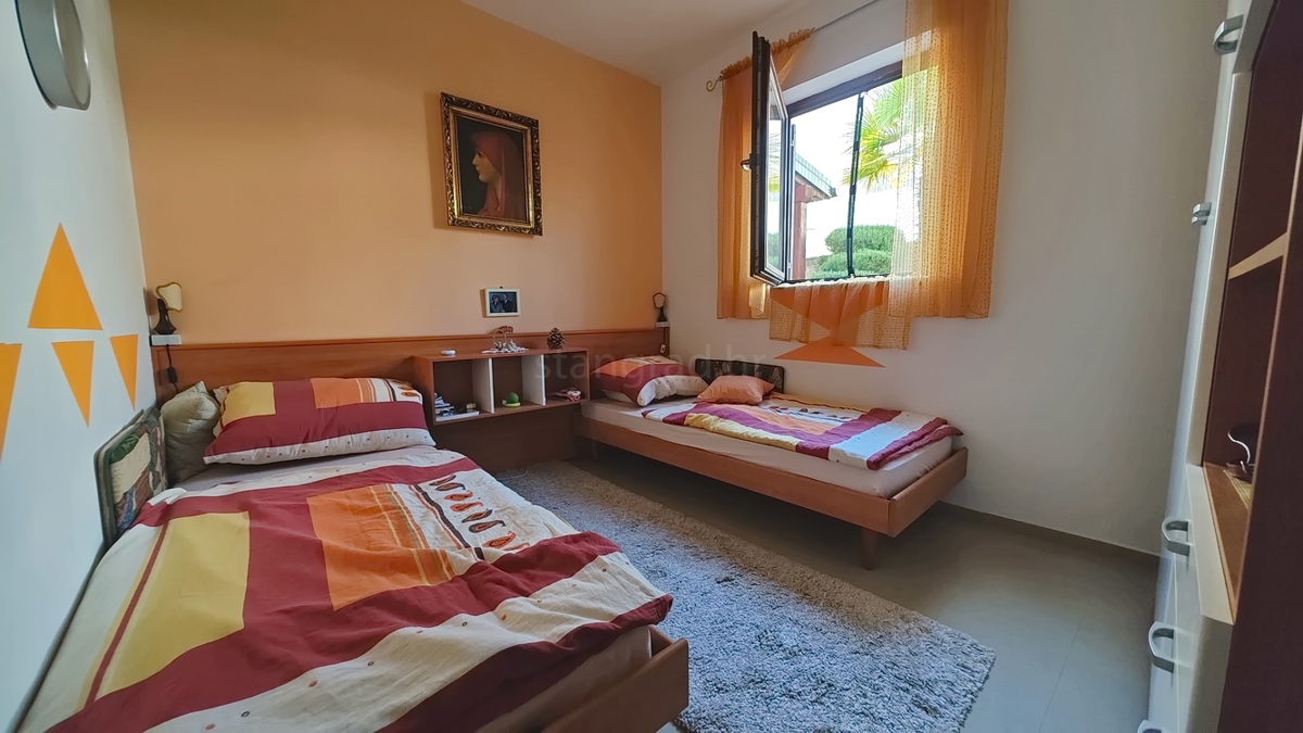 Zona Punat, appartamento al piano terra con tre camere da letto e due terrazze!