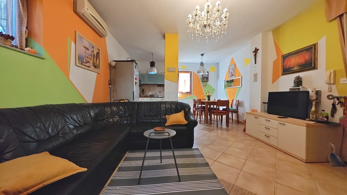 Zona Punat, appartamento al piano terra con tre camere da letto e due terrazze!