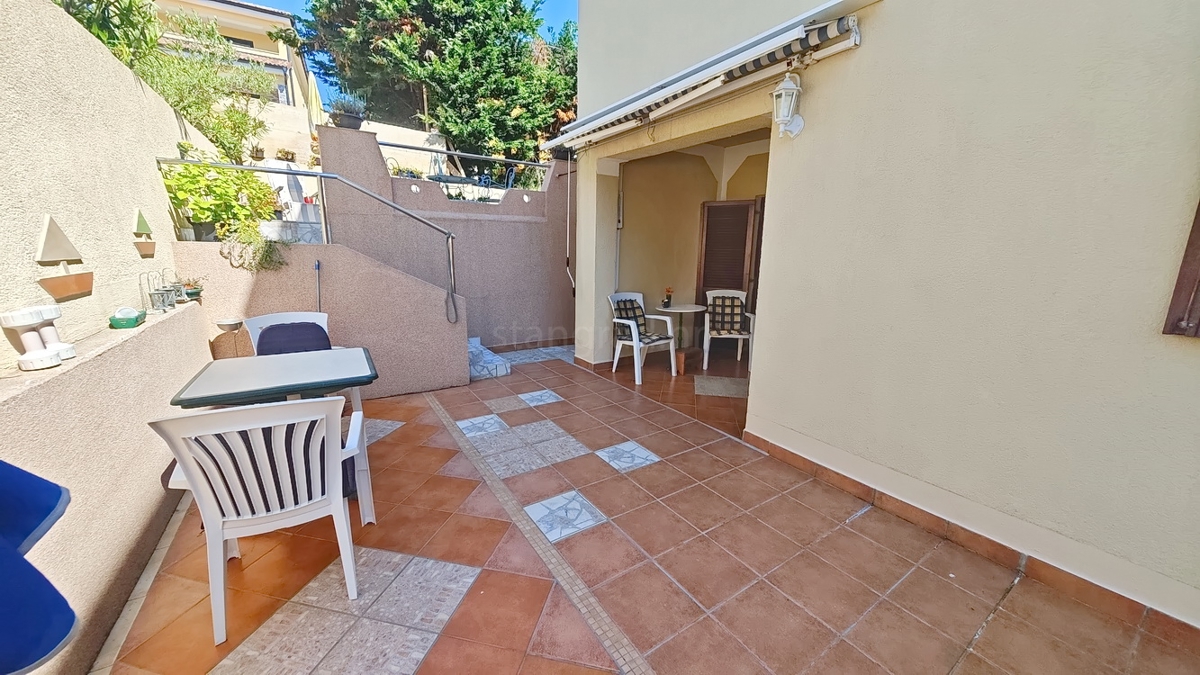 Zona Punat, appartamento al piano terra con tre camere da letto e due terrazze!