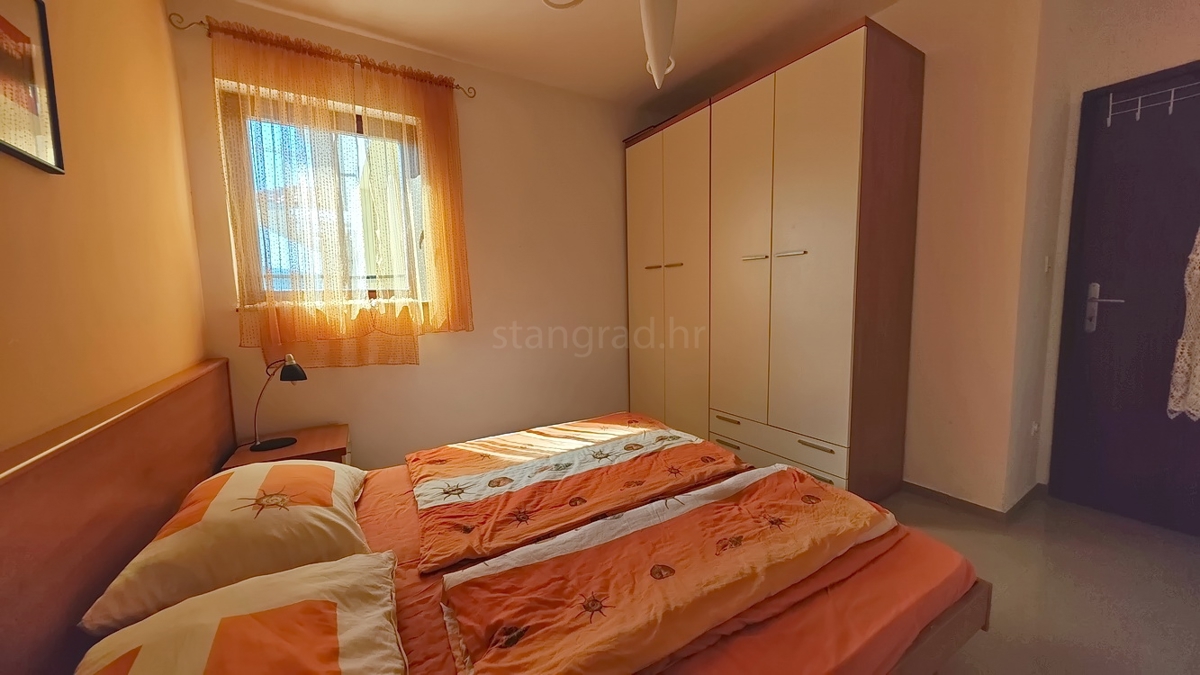 Zona Punat, appartamento al piano terra con tre camere da letto e due terrazze!