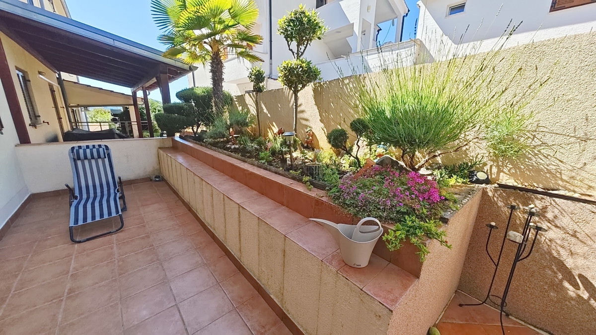 Zona Punat, appartamento al piano terra con tre camere da letto e due terrazze!