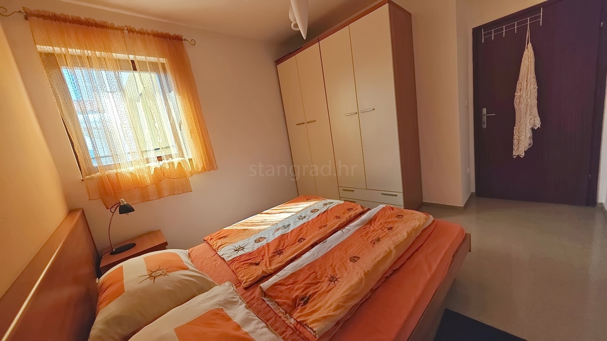 Zona Punat, appartamento al piano terra con tre camere da letto e due terrazze!