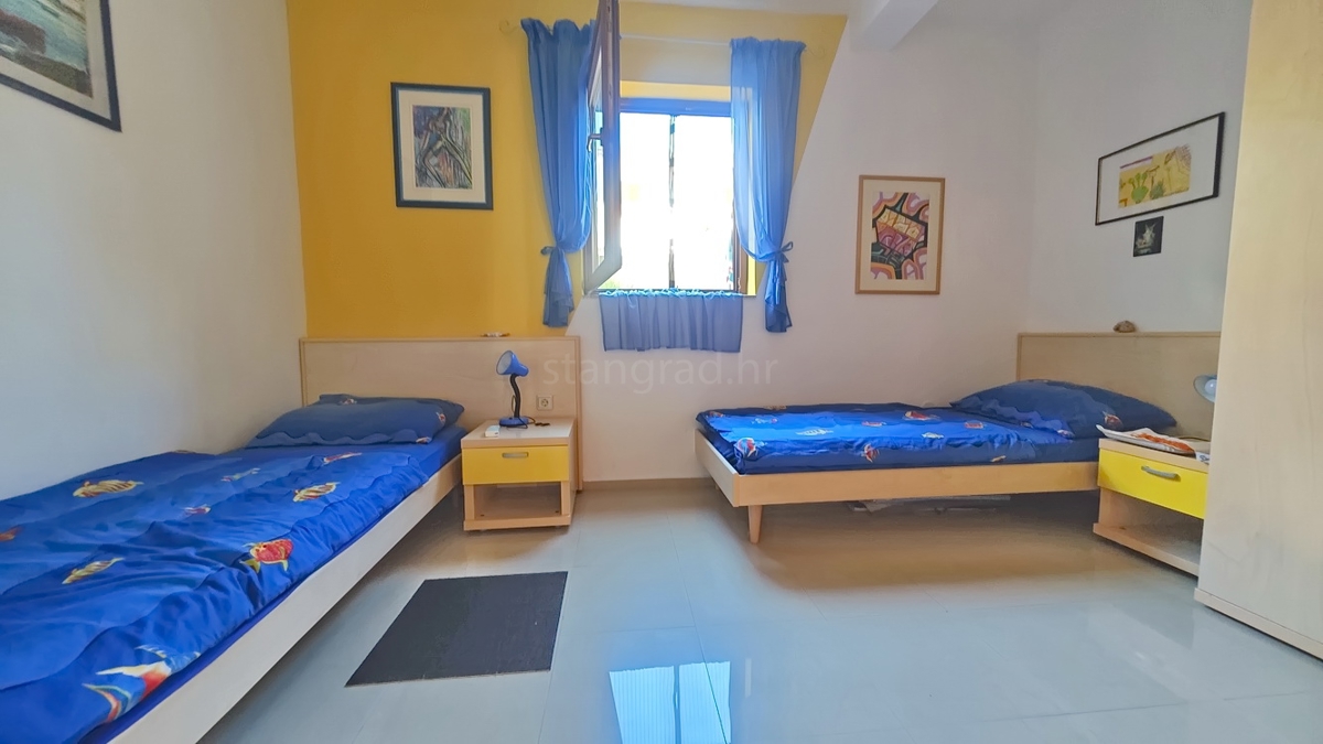 Zona Punat, appartamento al piano terra con tre camere da letto e due terrazze!