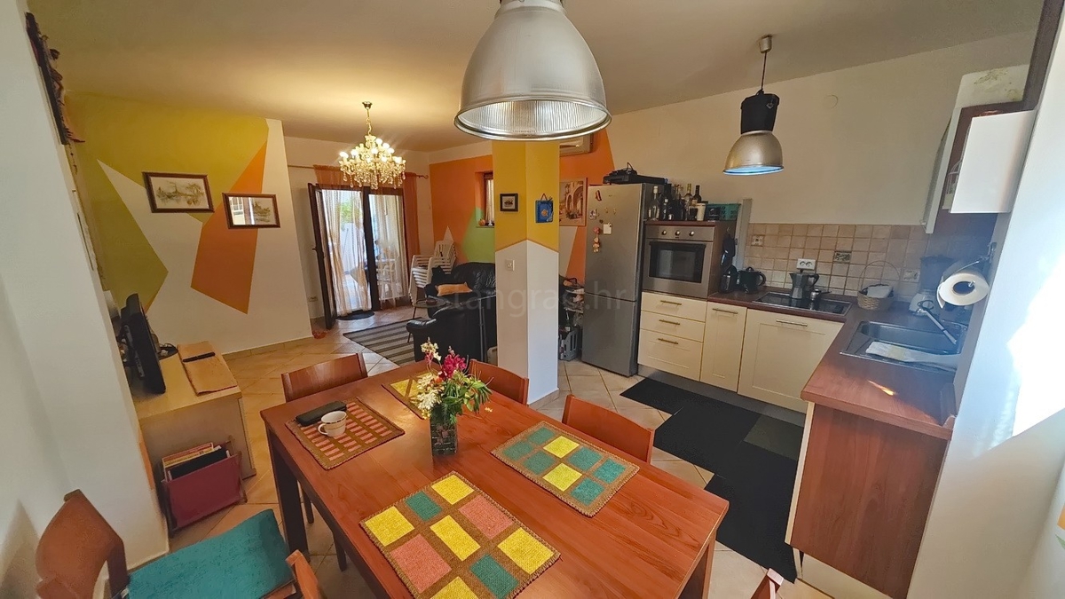 Zona Punat, appartamento al piano terra con tre camere da letto e due terrazze!