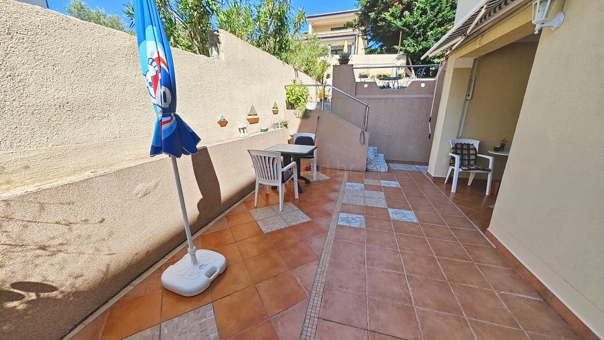 Zona Punat, appartamento al piano terra con tre camere da letto e due terrazze!