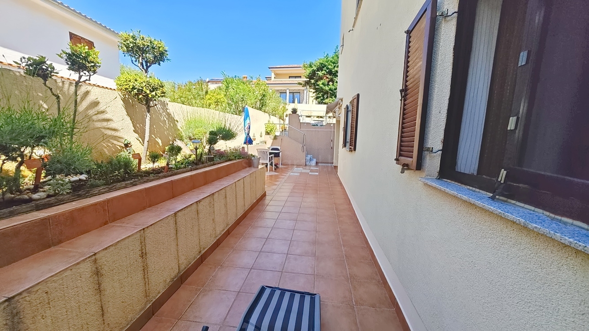 Zona Punat, appartamento al piano terra con tre camere da letto e due terrazze!