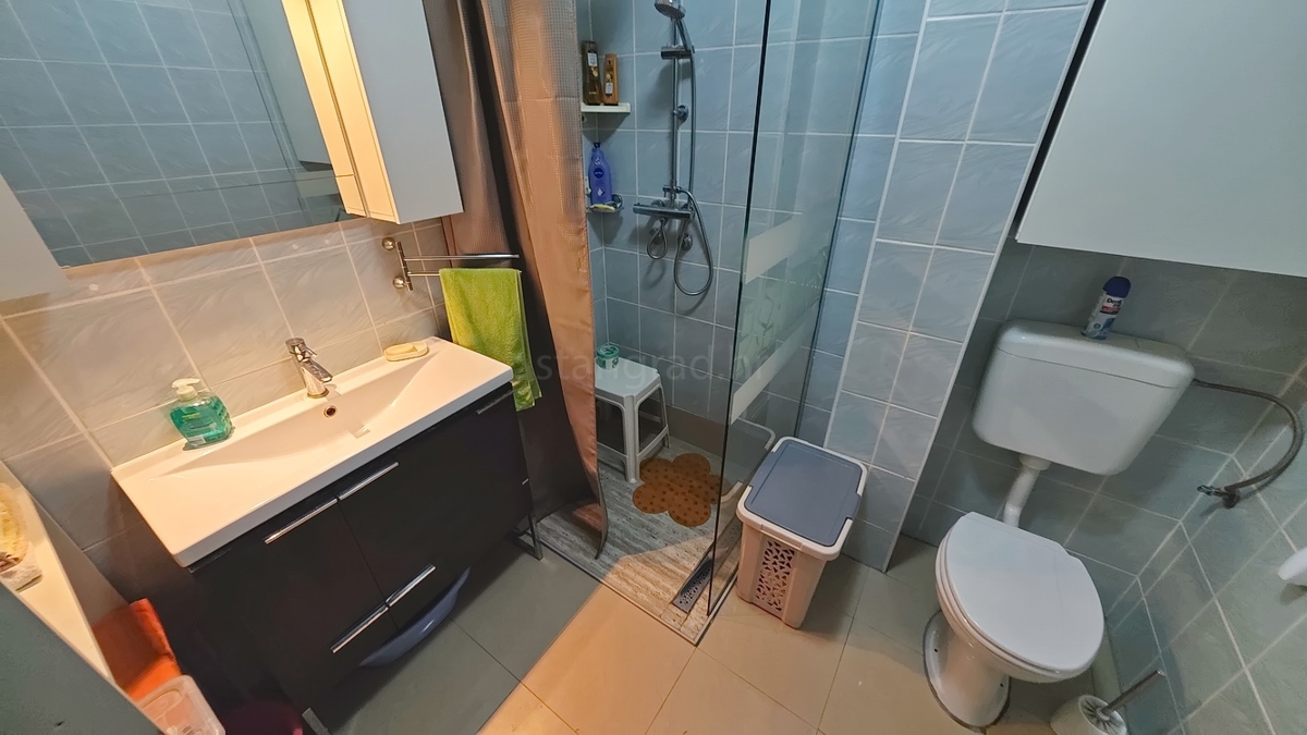 Zona Punat, appartamento al piano terra con tre camere da letto e due terrazze!