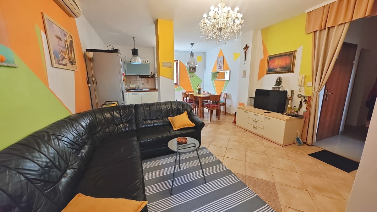 Zona Punat, appartamento al piano terra con tre camere da letto e due terrazze!