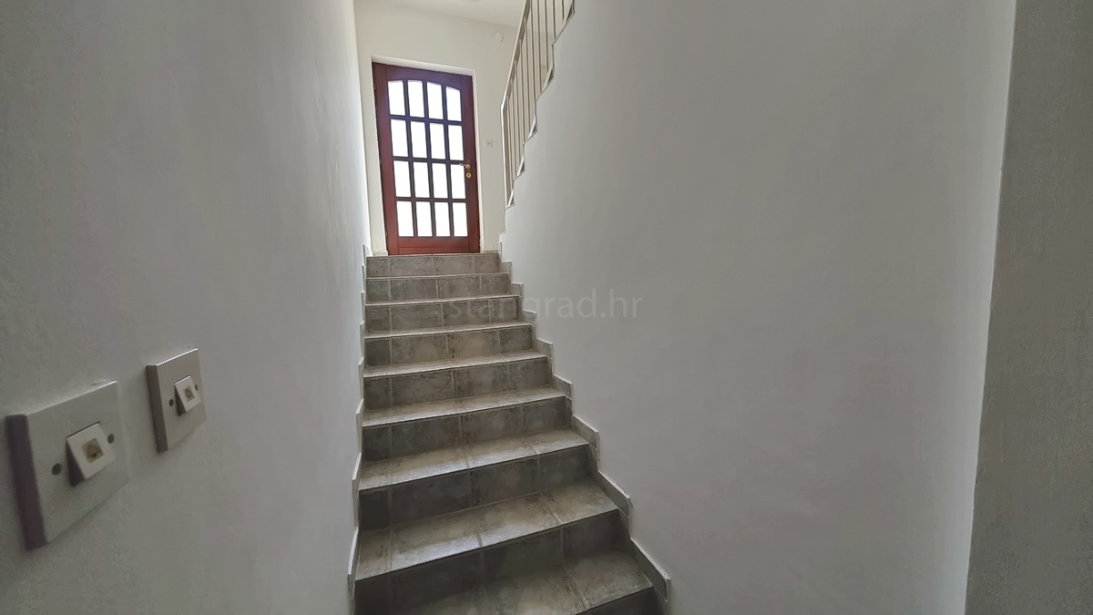 Zona Punat, appartamento al piano terra con tre camere da letto e due terrazze!