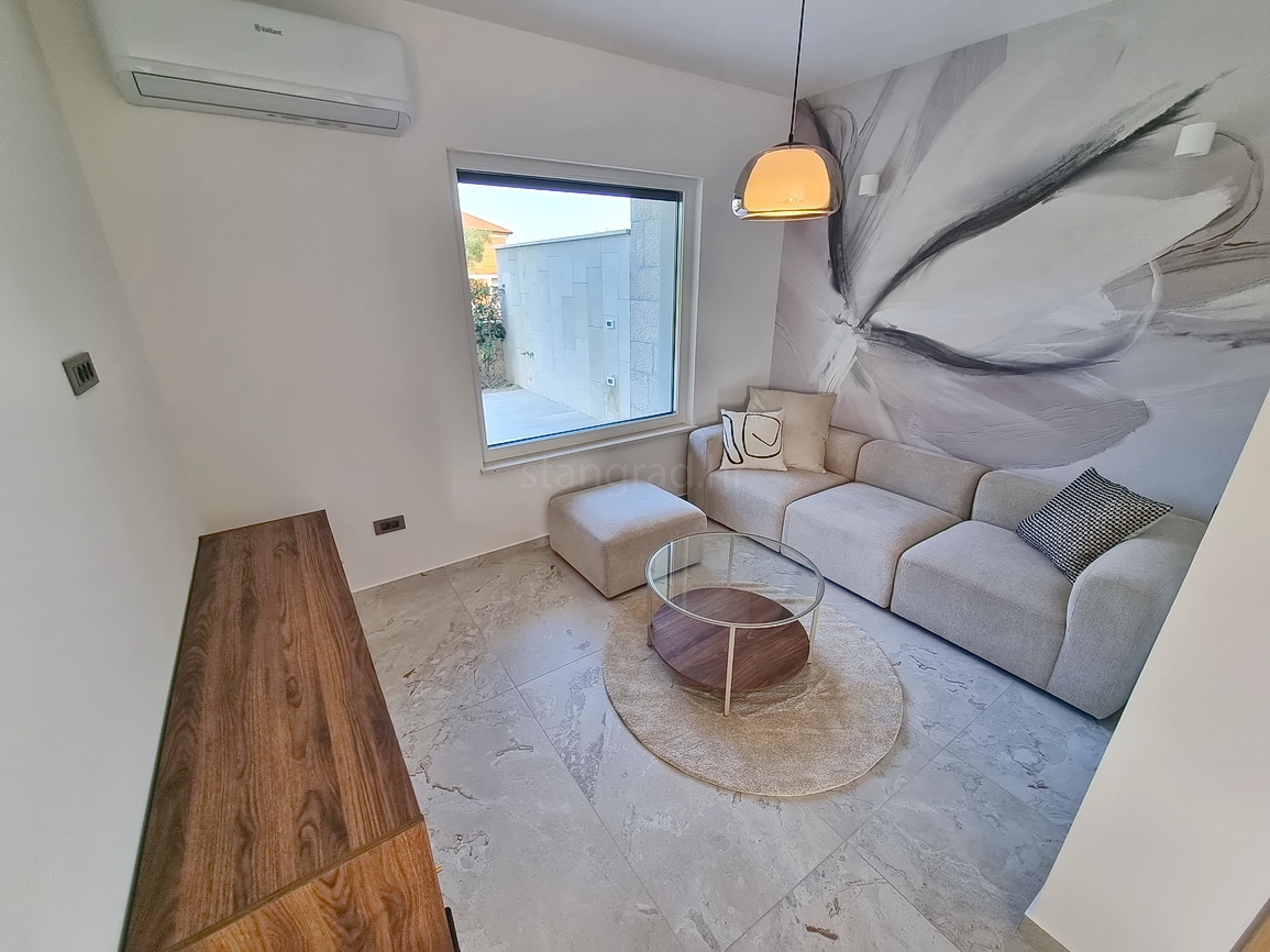 Zona di Malinska, casa bifamiliare con piscina in posizione tranquilla!