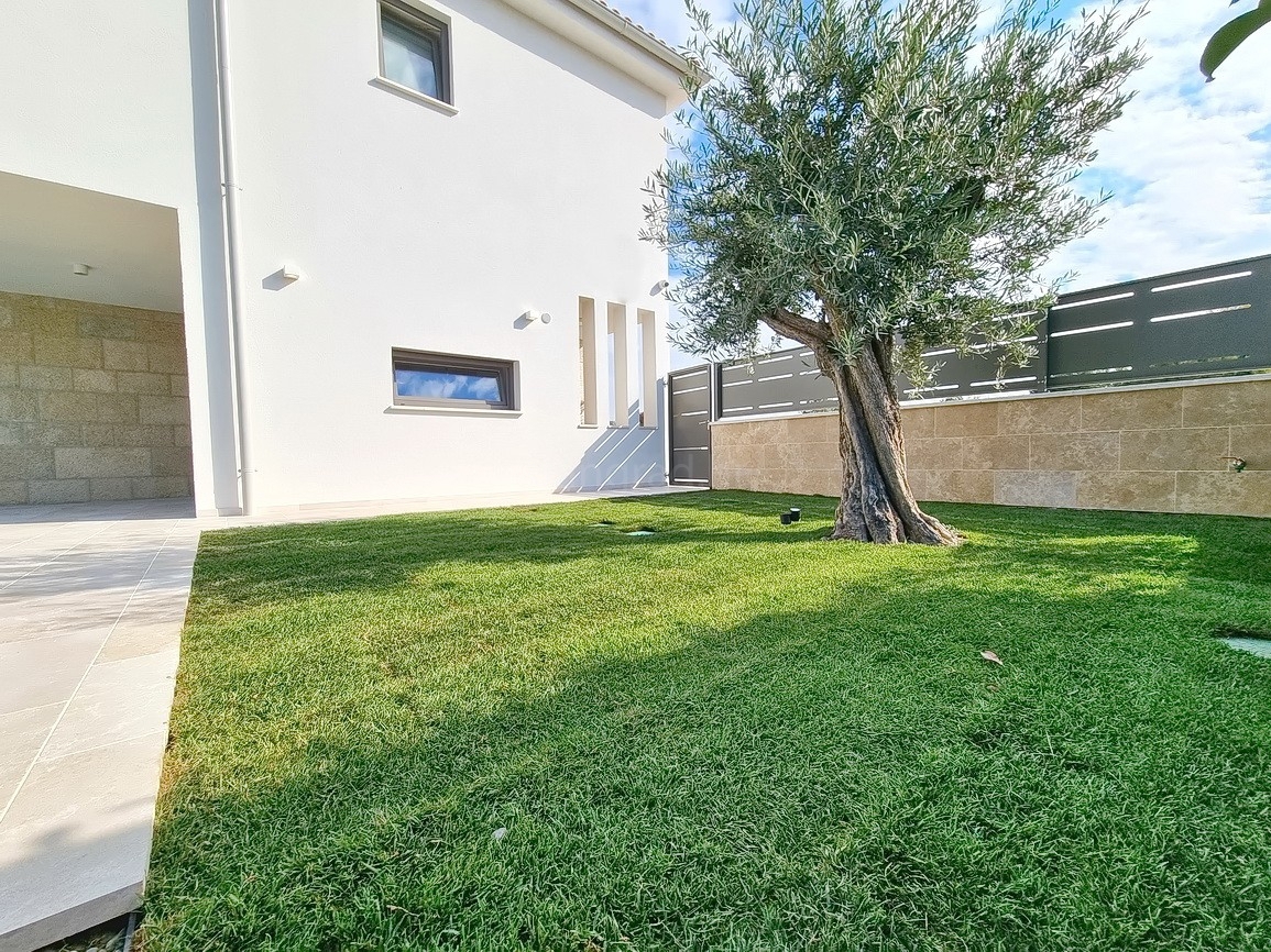 Zona di Malinska, casa bifamiliare con piscina in posizione tranquilla!