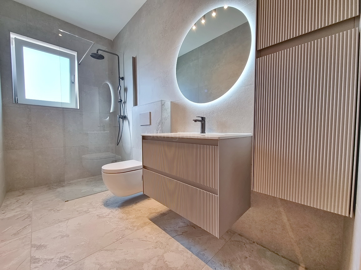 Zona di Malinska, casa bifamiliare con piscina in posizione tranquilla!