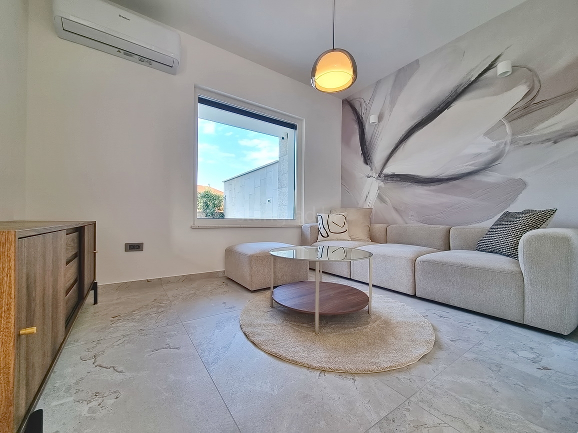 Zona di Malinska, casa bifamiliare con piscina in posizione tranquilla!