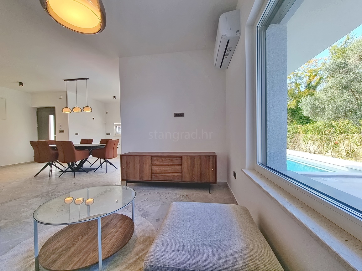 Zona di Malinska, casa bifamiliare con piscina in posizione tranquilla!