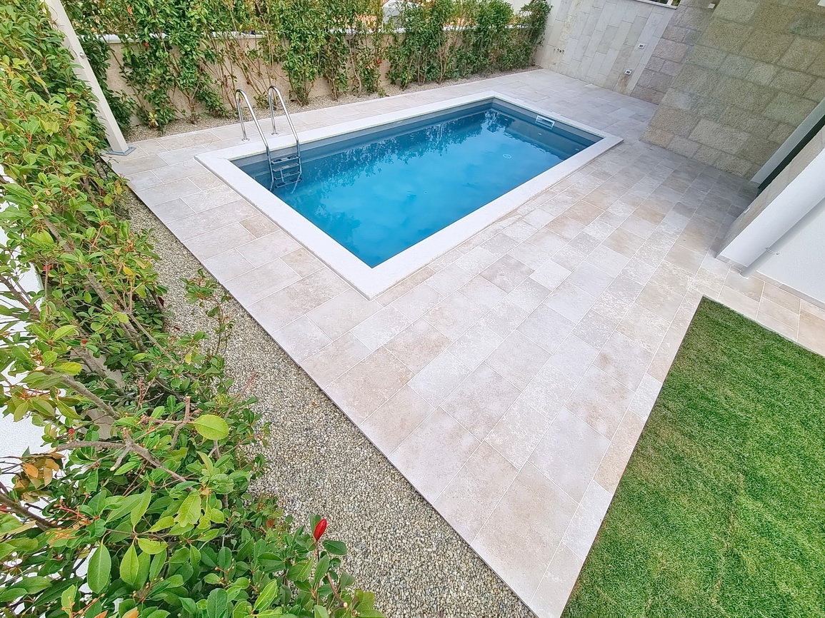 Zona di Malinska, casa bifamiliare con piscina in posizione tranquilla!