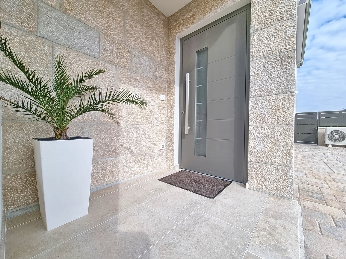 Zona di Malinska, casa bifamiliare con piscina in posizione tranquilla!