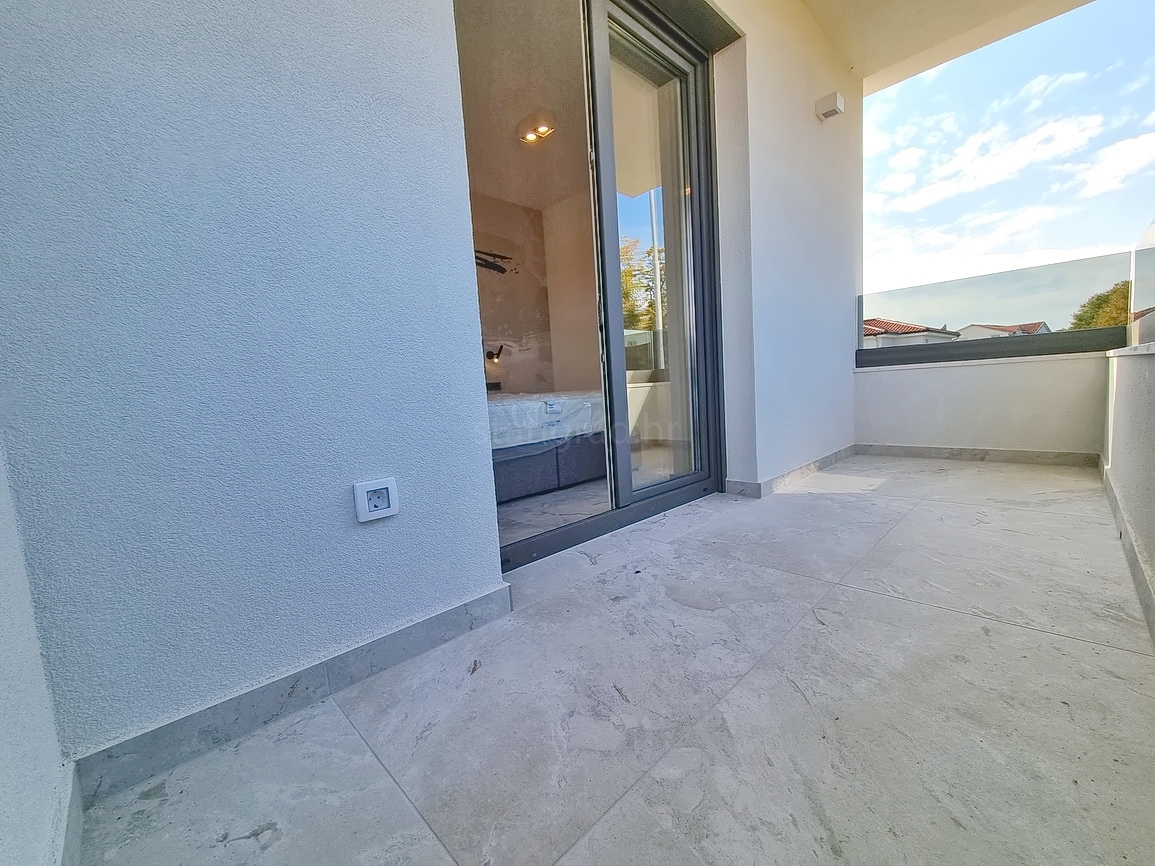 Zona di Malinska, casa bifamiliare con piscina in posizione tranquilla!