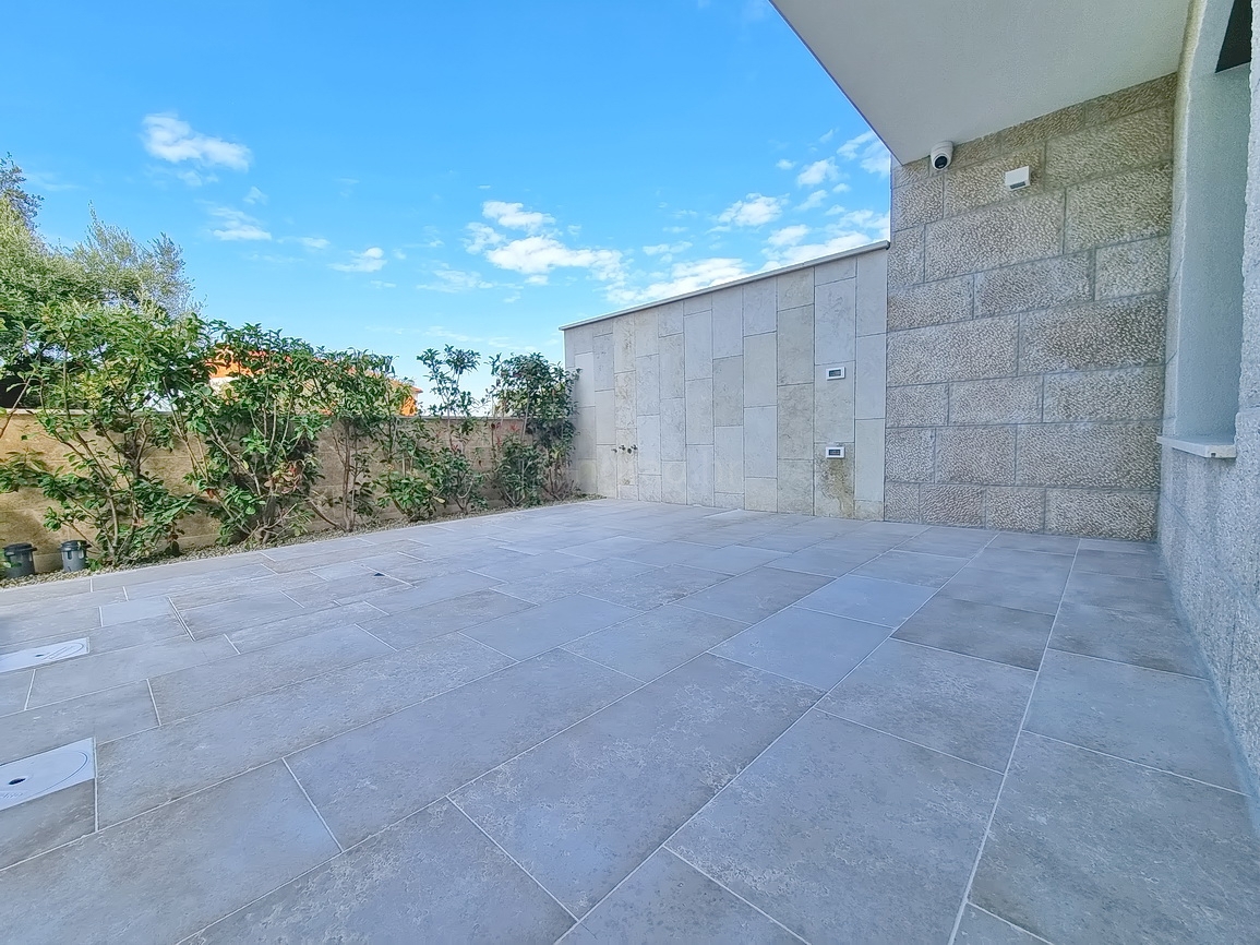 Zona di Malinska, casa bifamiliare con piscina in posizione tranquilla!